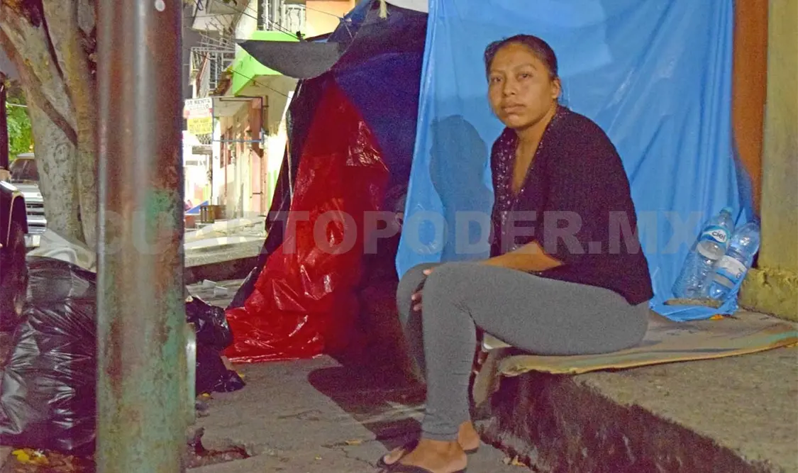 Duermen en una carpa esperando sane su bebé