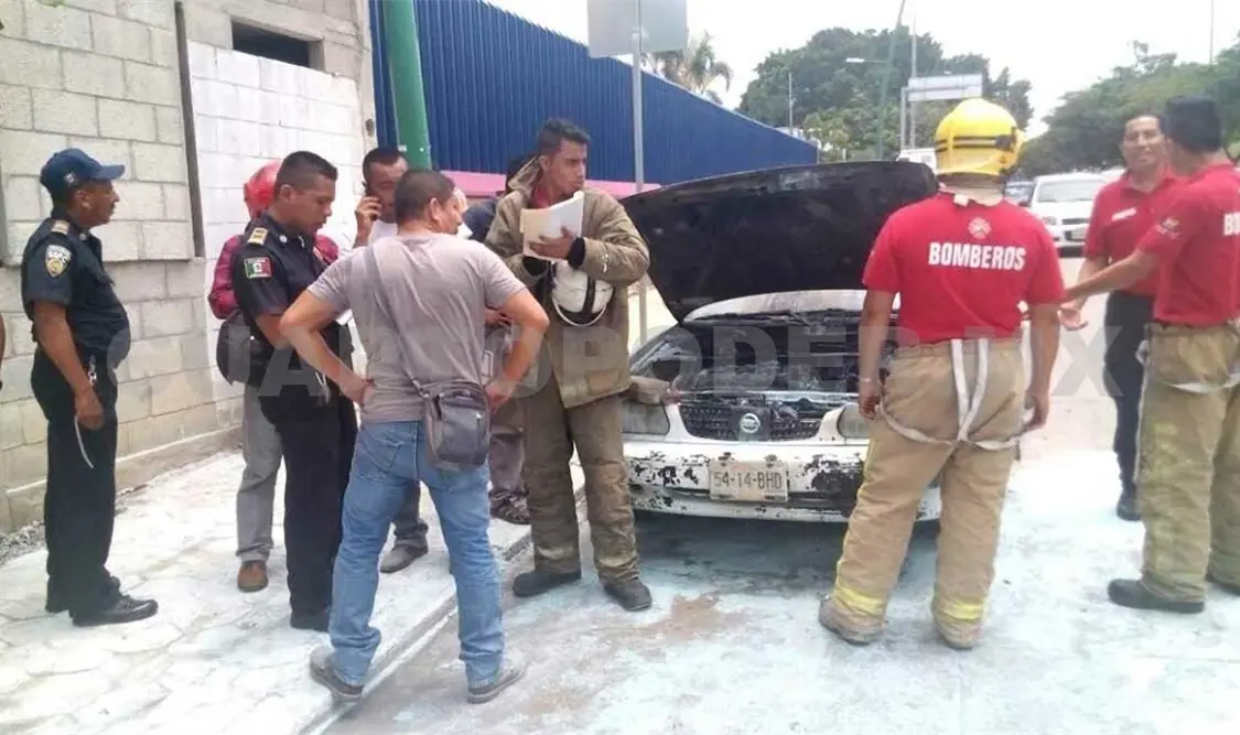 Se incendia taxi en el libramiento Sur