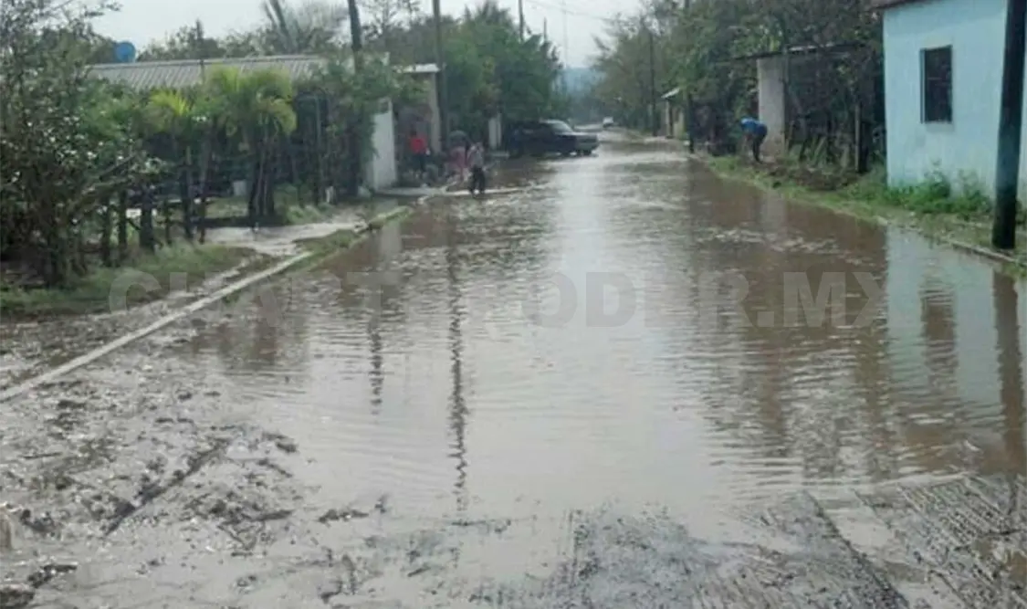 Las lluvias provocaron que en muchas calles y avenidas los automóviles se detuvieran porque no podían pasar. Noel Vázquez / CP