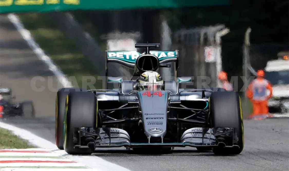 El británico Lewis Hamilton conduce su Mercedes durante la segunda sesión de práctica. AP