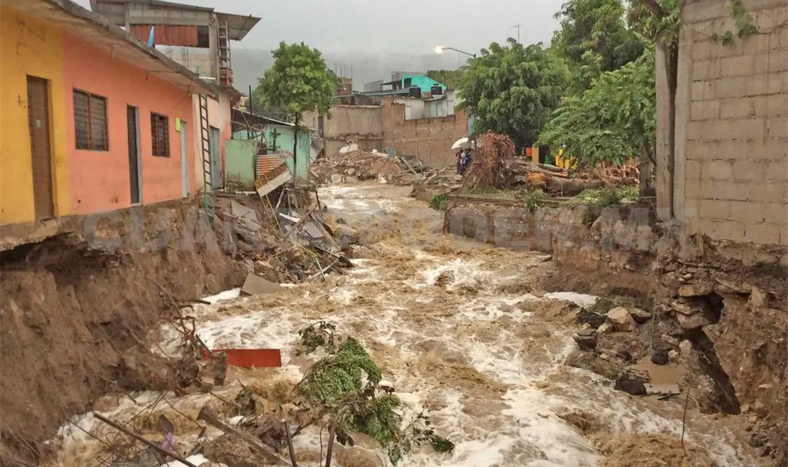 Dejan lluvias graves daños en la capital del estado