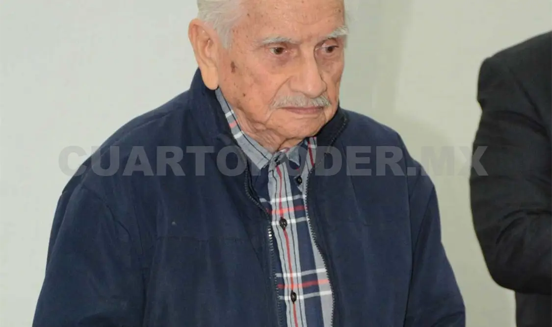 Fernán Pavía recibe el Libro de Oro