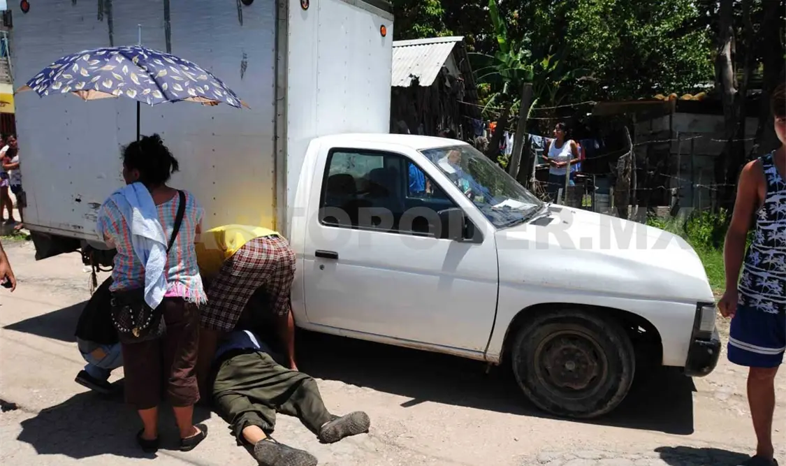 Auto embiste y aplasta a peatón de 73 años