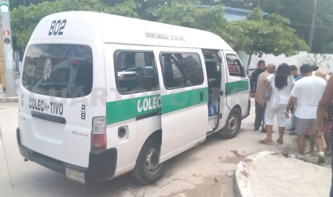 Peatón embestido por colectivero