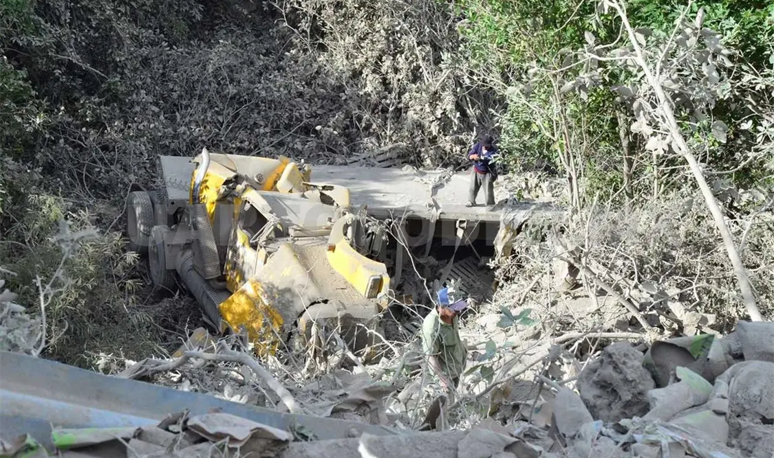 Cae tráiler al fondo de un barranco