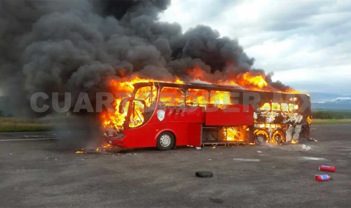 Se incendia autobús de cantantes