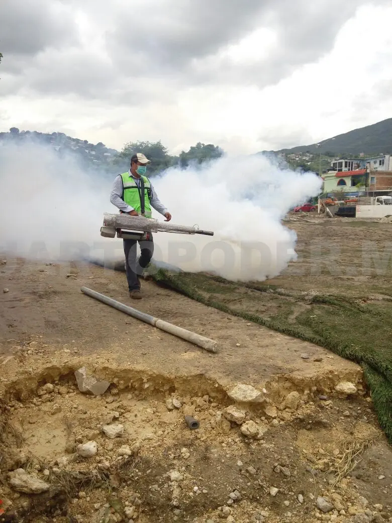 Las brigadas realizan vigilancia sanitaria mediante la cloración de agua y la entrega de plata coloidal. Guillermo Ramos / CP.