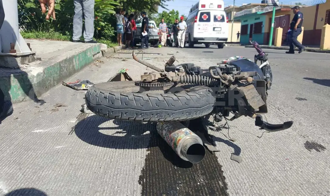 Dos motociclistas lesionados al chocar