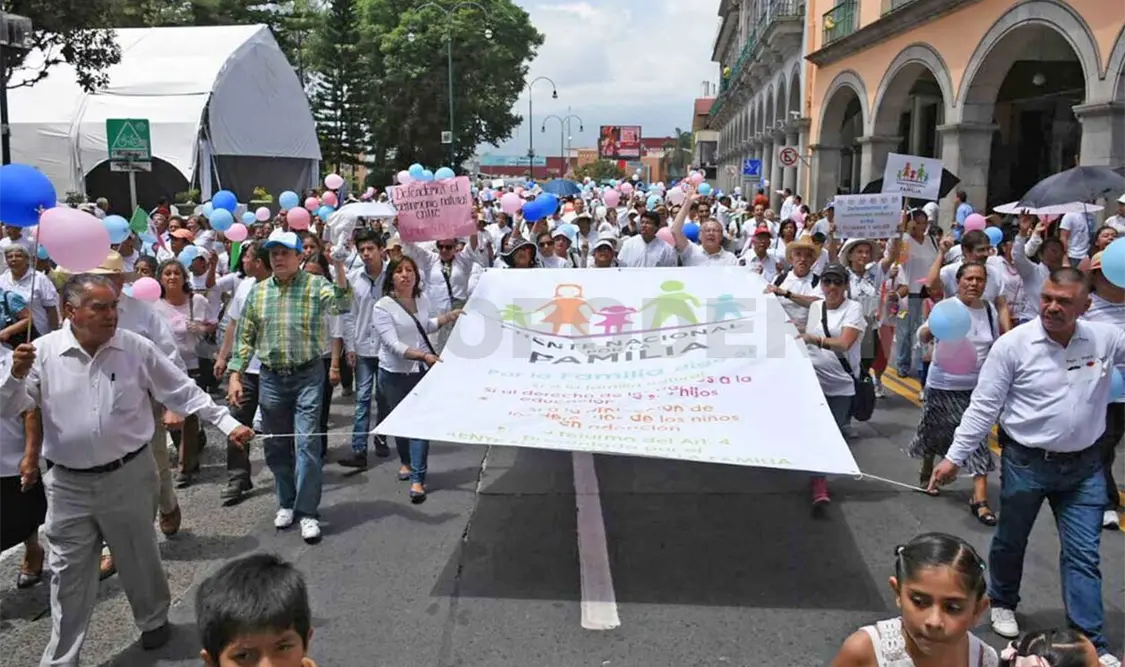 Familias expresaron su rechazo a la iniciativa. El Universal