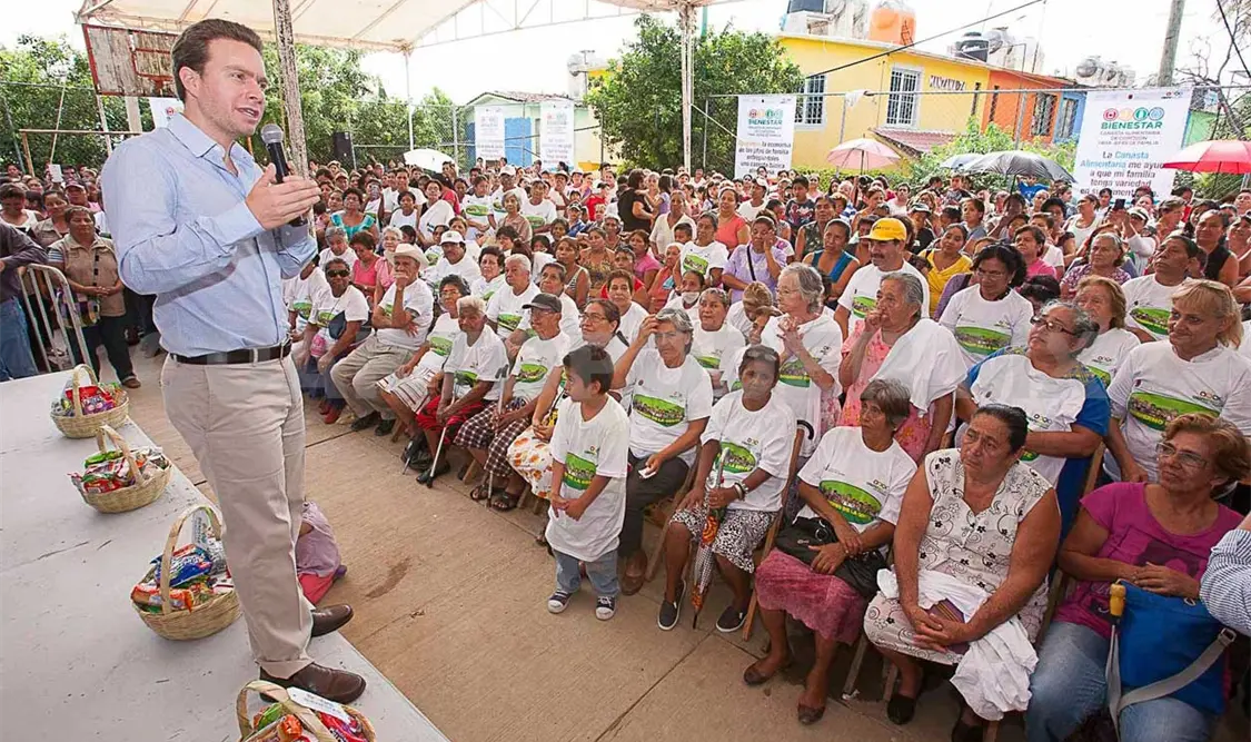 El gobernador realizó una gira de trabajo por diversas colonias de la capital chiapaneca. CP