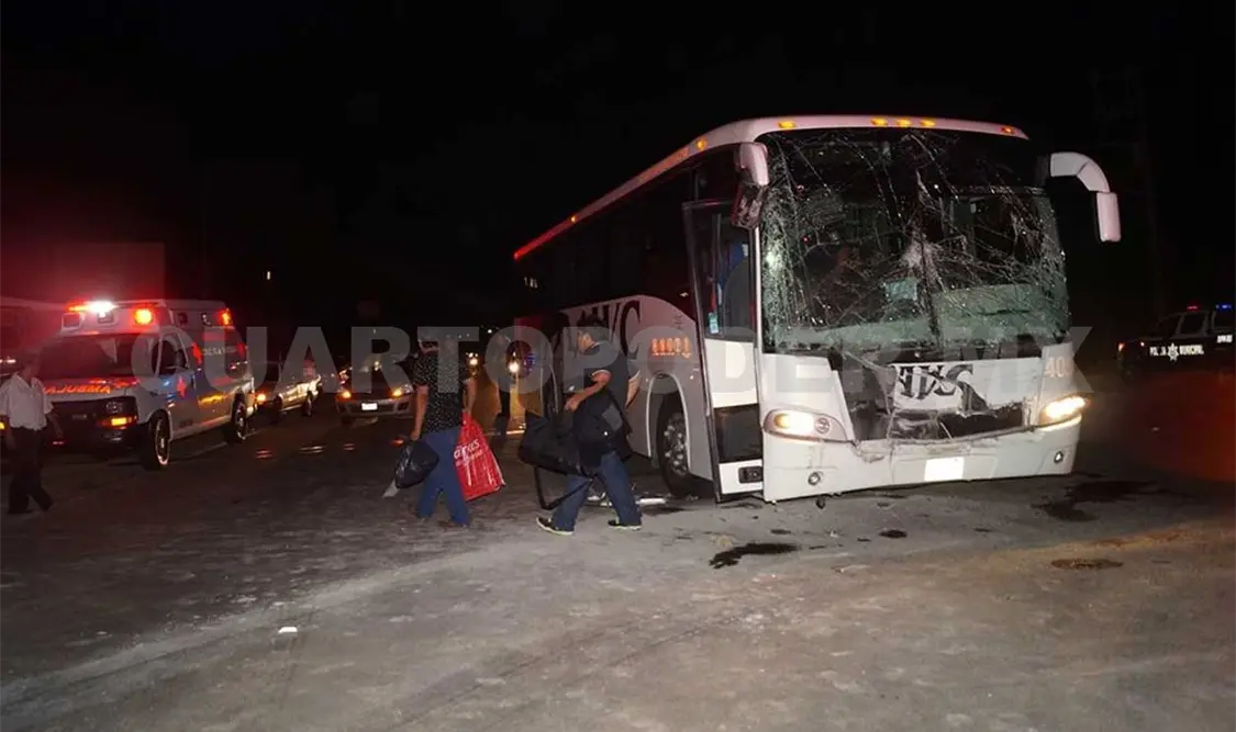 Chocan autobús y tráiler; 2 heridos