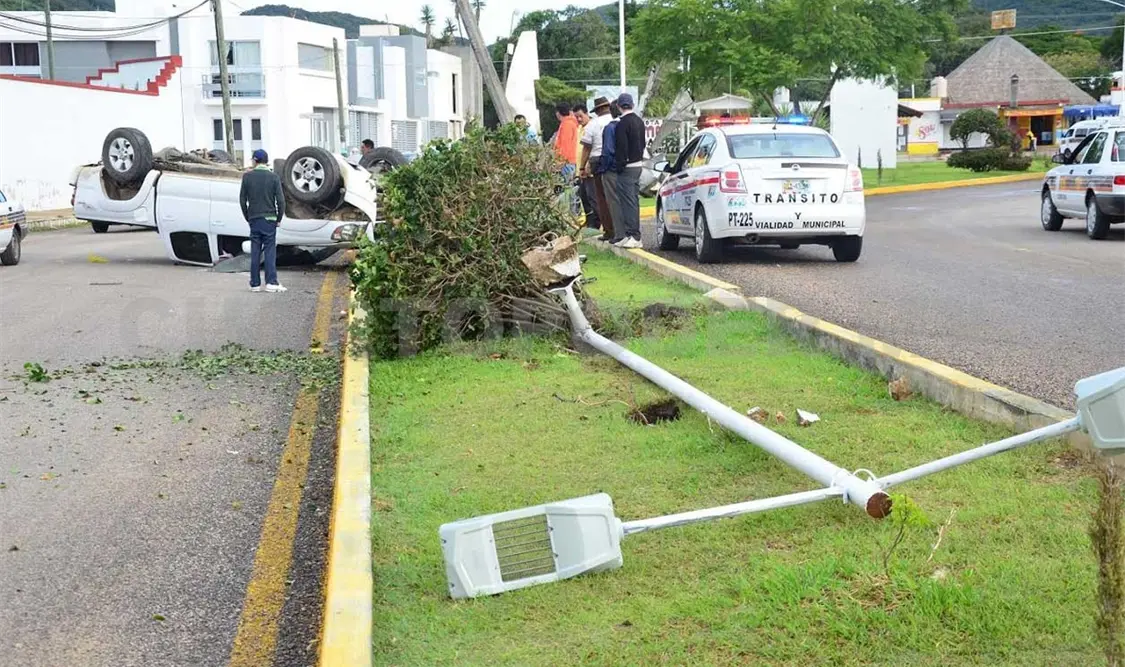 Vuelca camioneta en bulevar