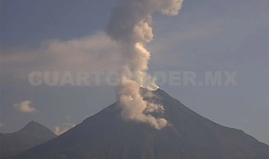 Volcán de Colima emite fumarola de 1.7 km