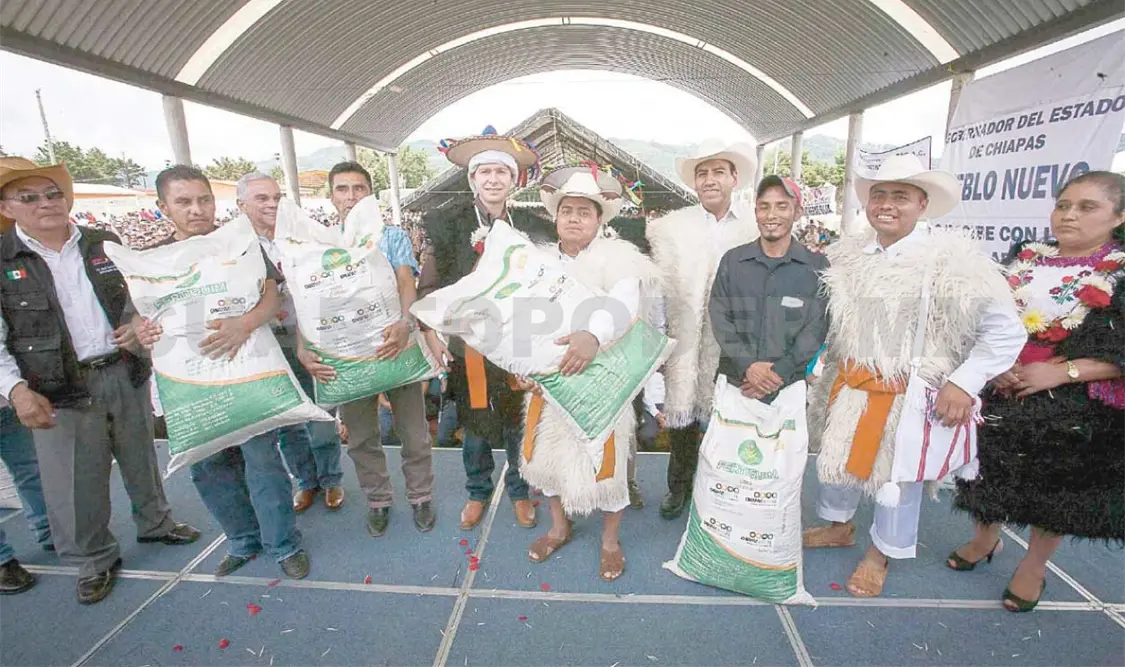 Entrega MVC apoyos para el campo en Pueblo Nuevo