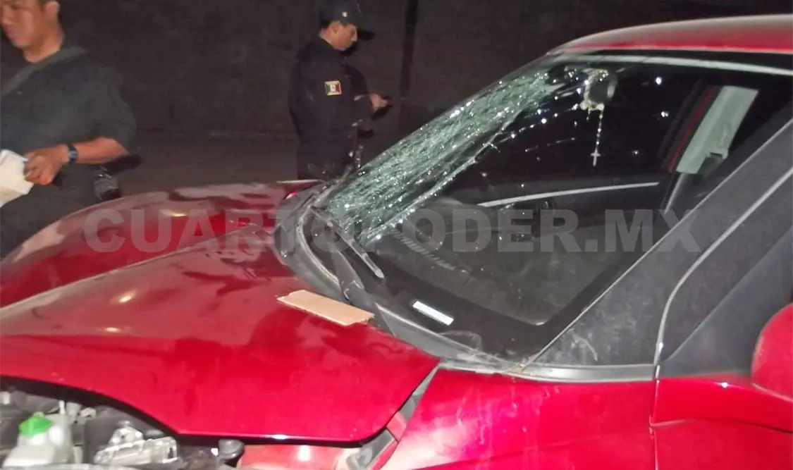 Atropella a peatón y abandona su auto