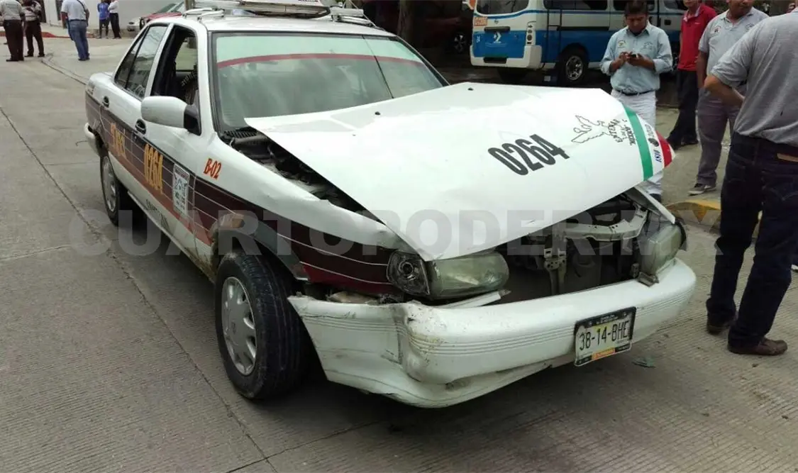 Taxista se pasa el alto y colisiona