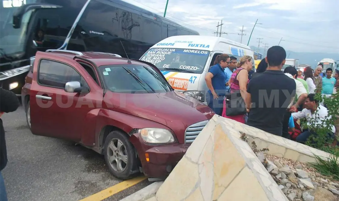 Camioneta se atraviesa en la vía Tuxtla-Chiapa