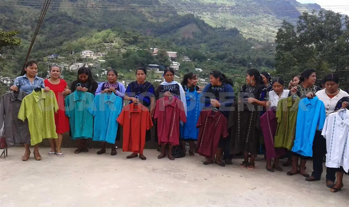 Artesanas concluyen curso, elaboran guayaberas