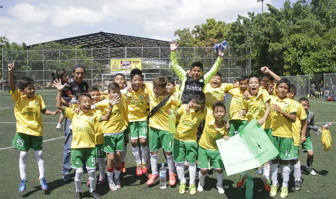 Este duelo de la categoría Niños Héroes se llevó a cabo en el campo tres del parque recreativo Caña Hueca. Guillermo Ramos / CP