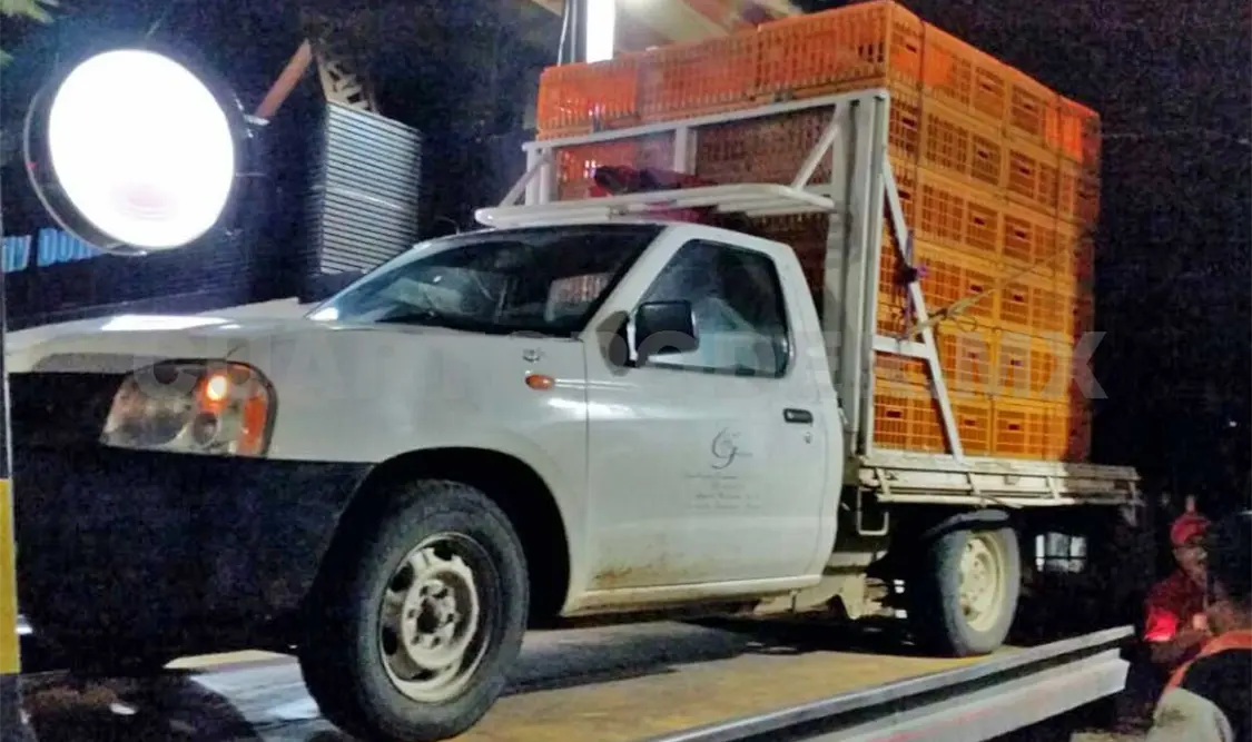 La camioneta de los polleros fue llevada a un corralón, mientras las autoridades realizan las investigaciones. Flor Cordero / CP