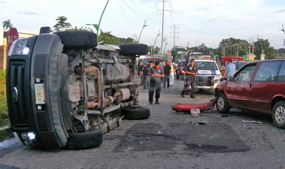 Dos camionetas chocaron en el crucero del Par Vial y el Libramiento Sur de Tapachula, sin que se registraran personas lesionadas.