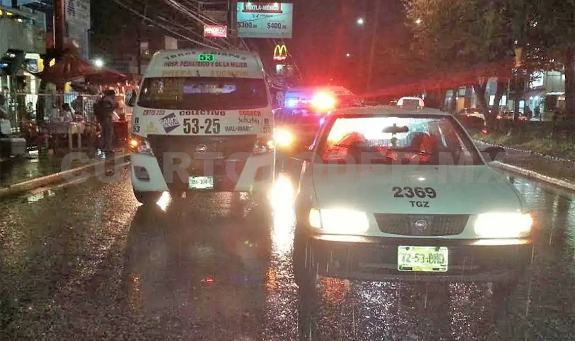 Las dos unidades del transporte público colisionaron frente a Plaza Cristal. Alfonzo Armenta / CP