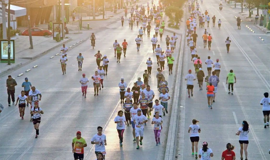 Más de mil 600 atletas en el Medio Maratón