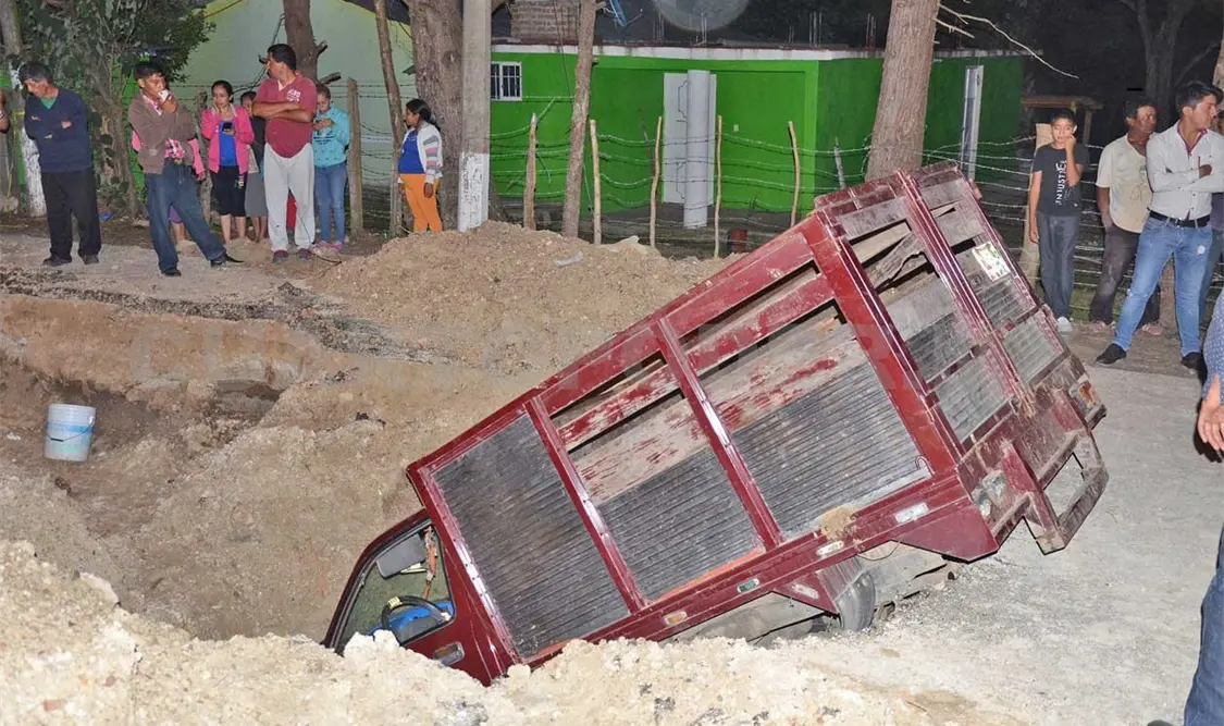 Camioneta cae en excavación