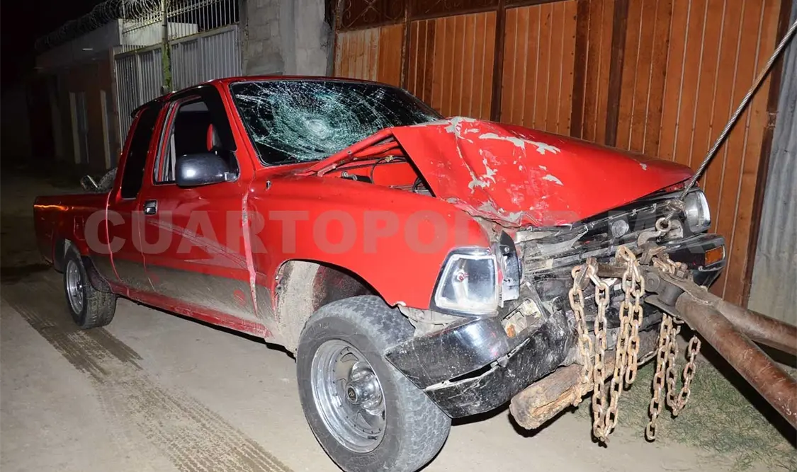 Grave, tras chocar contra pick up