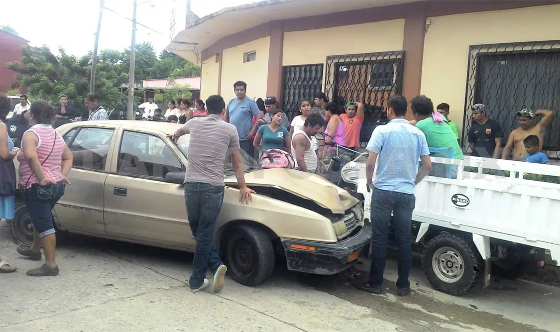 Queda prensada entre moto y auto
