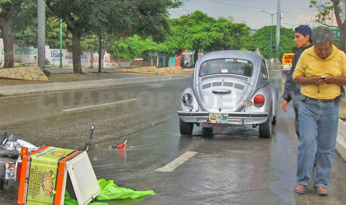 Motociclista se estampa en vocho