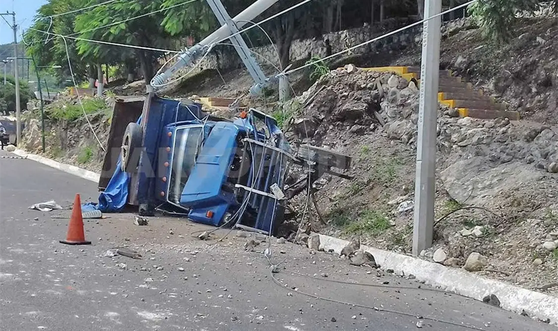 Camión sin freno choca y vuelca