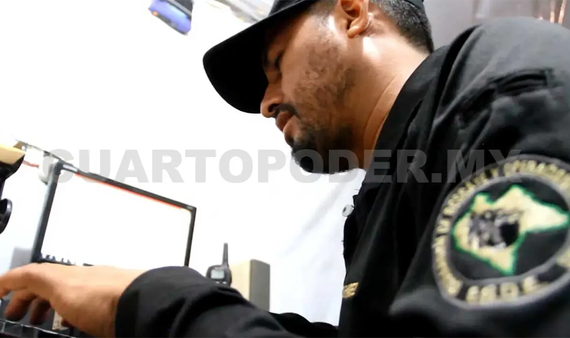 Víctor, policía y cantautor