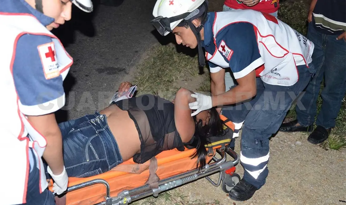 Embisten a mujer en carretera
