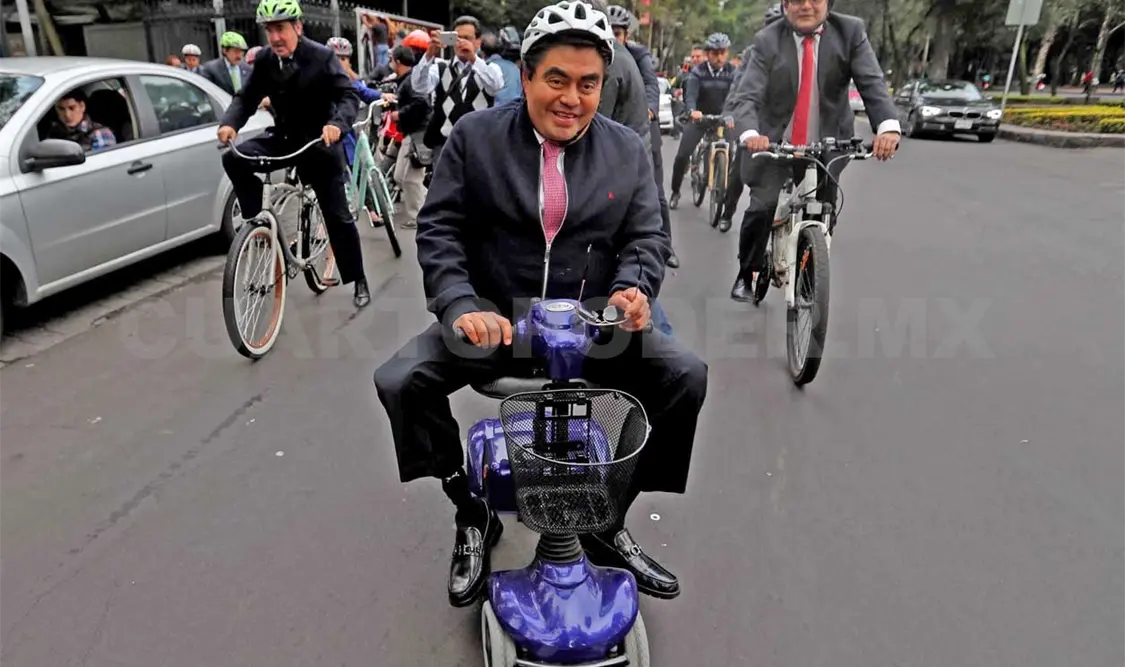 Barbosa y legisladores en tranporte eléctrico y bicicletas
