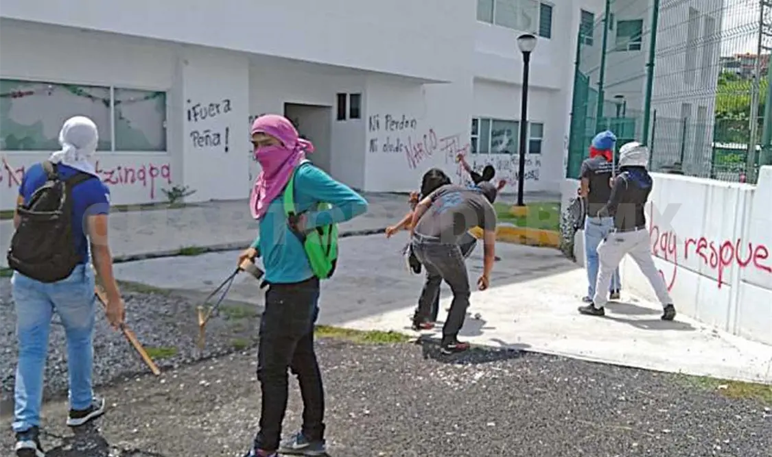 Atacan normalistas Palacio de Justicia