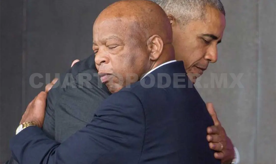Durante el acto, el presidente Obama abraza al luchador de los derechos civiles, John Lewis. AP