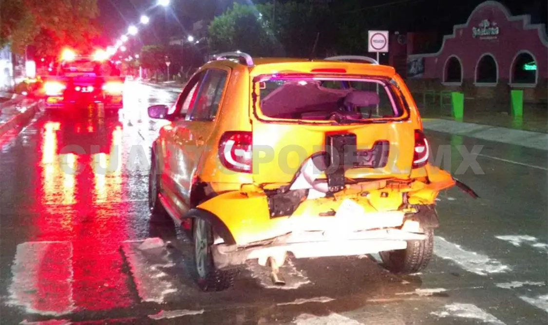 El coche de Edson, impactado en la parte trasera, fue remolcado por la grúa. Alfonzo Armenta / CP