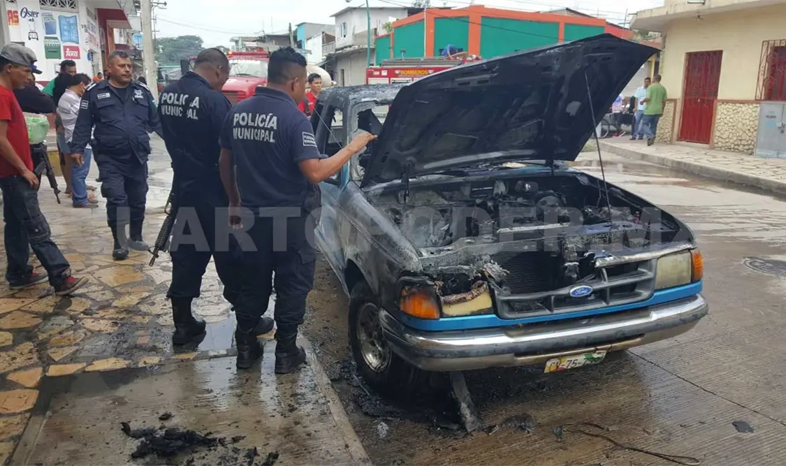 Arde camioneta en la vía pública