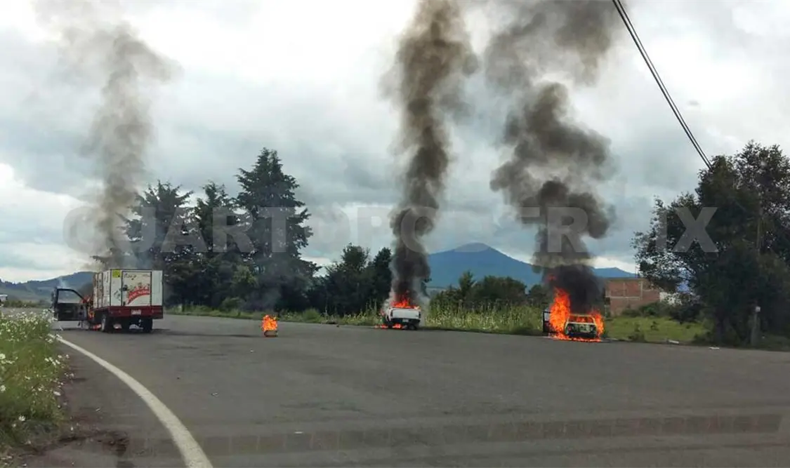Normalistas incendian automóviles