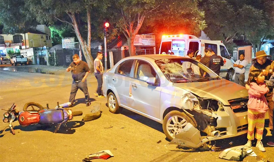 No respeta el semáforo; hiere a motoristas