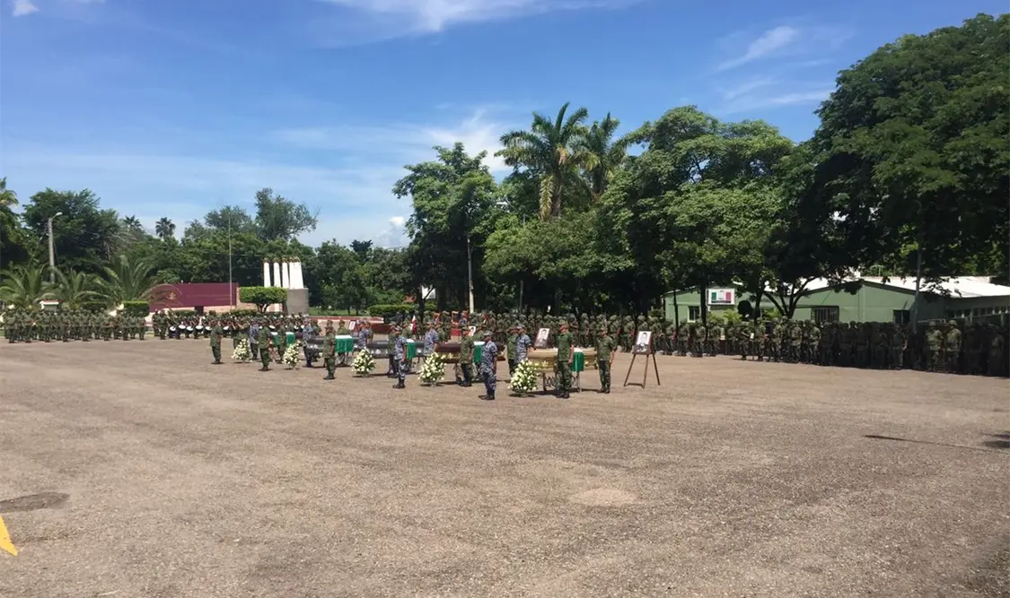 Pide Peña Nieto fortaleza a familias de soldados asesinados
