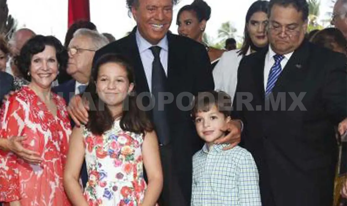 Julio Iglesias devela su estrella en Puerto Rico