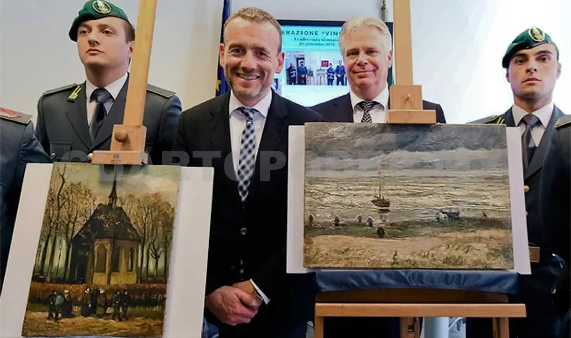 El director del Museo Van Gogh, Axel Rüger, posa junto con miembros de la policía, detrás de las obras recuperadas. Cortesía