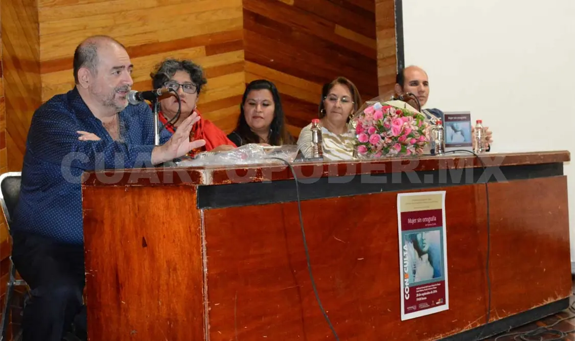La mesa de presentación. Darwin Mendoza