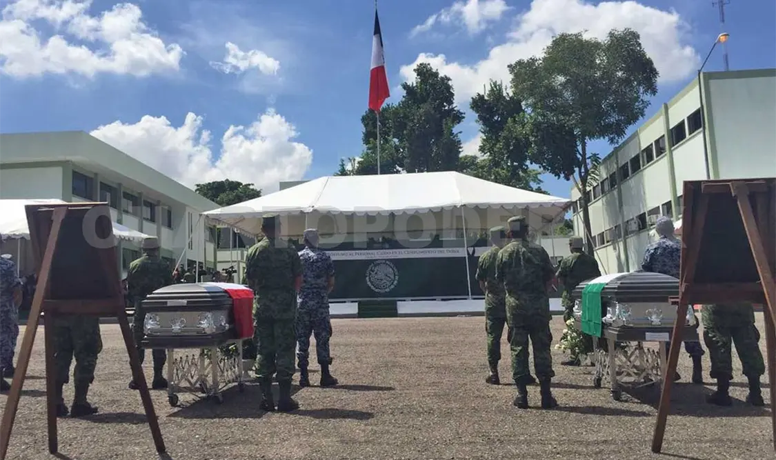 Ante los féretros acomodados en la Plaza de Maniobras del 94 batallón de Infantería, en Culiacán, se escuchó el Toque de Silencio.