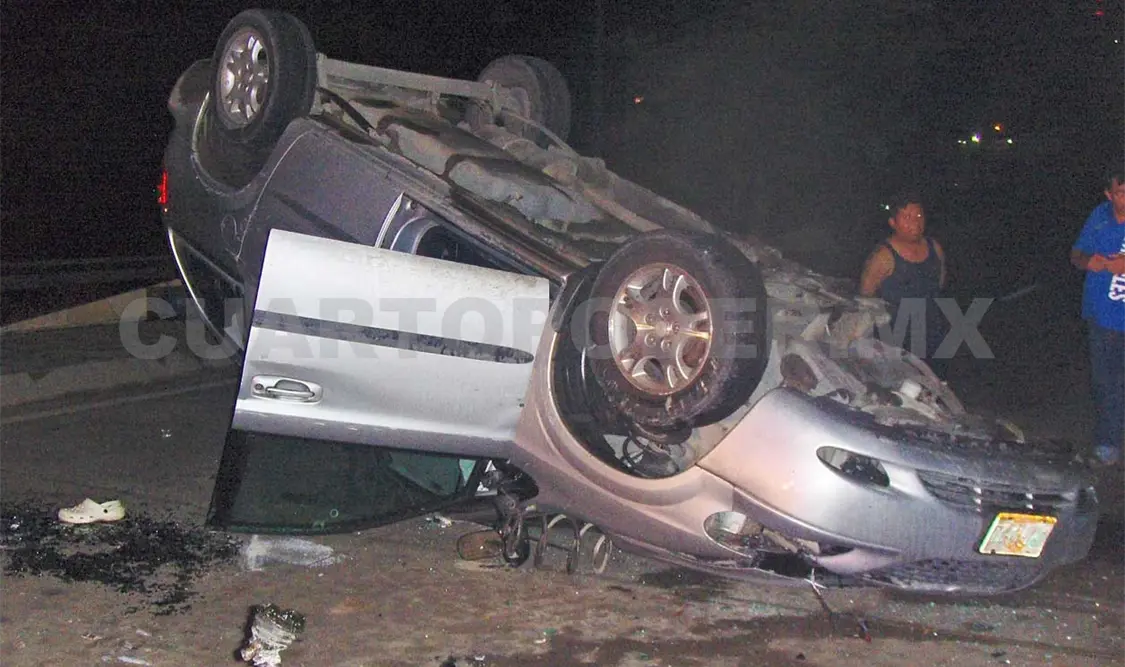 En la unidad accidentada viajaban cuatro personas; por fortuna solo se reportaron daños materiales. Rafael Cabrera / CP