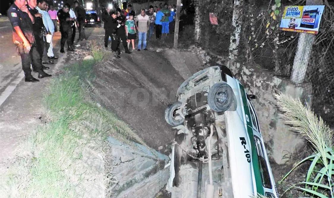 Cae a canal colectivo de la R-103