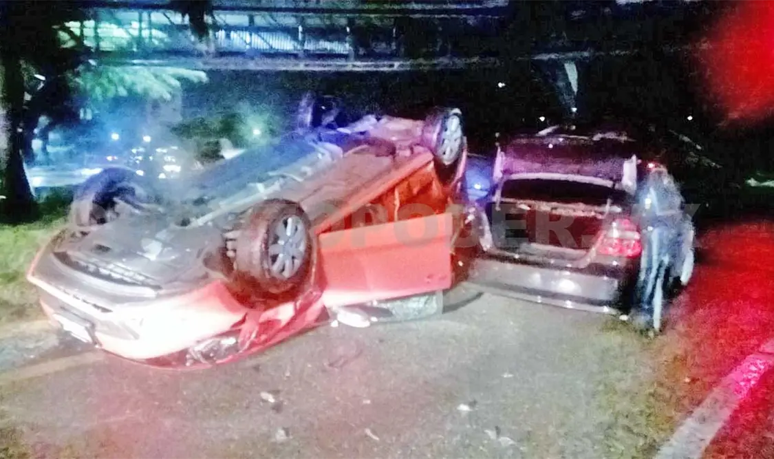 Auto vuelca y choca en el Reloj Floral