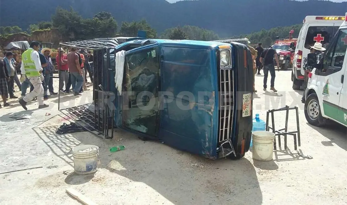 Un muerto y 4 lesionados en volcadura